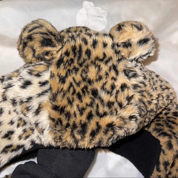 Faux Fur Animal hat with hand pockets - Picture 2 of 6